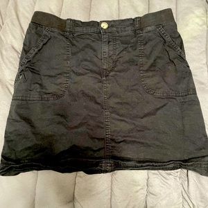 Black mid-rise skirt